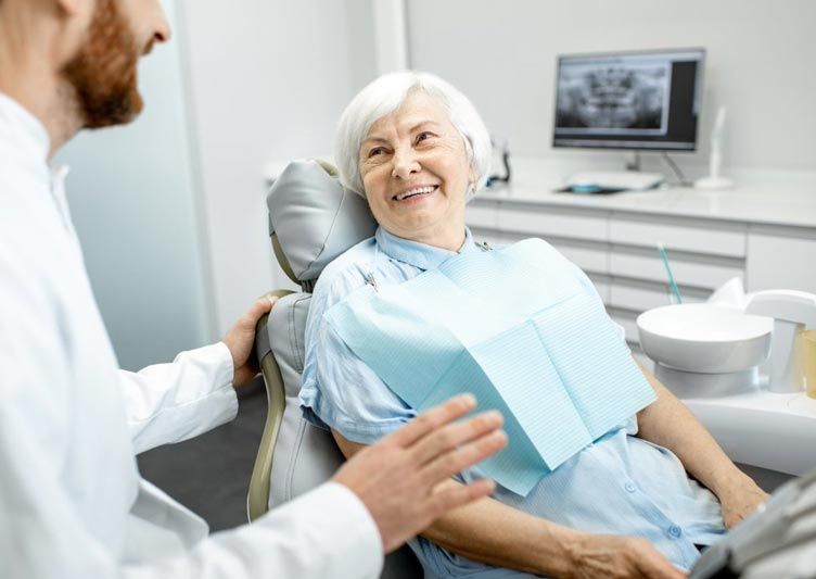 Mujer hablando con dentista